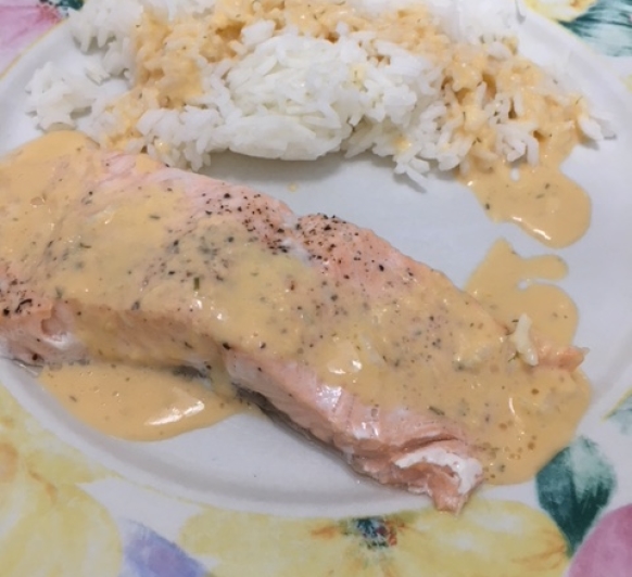 SALMÓN Y ARROZ CON SALSA DE ENELDO