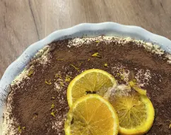 Step <p>Decoramos al gusto. Yo lo he hecho con cacao en polvo, ralladura de naranja y 3 rodajas finas de naranja.</p> illustration
