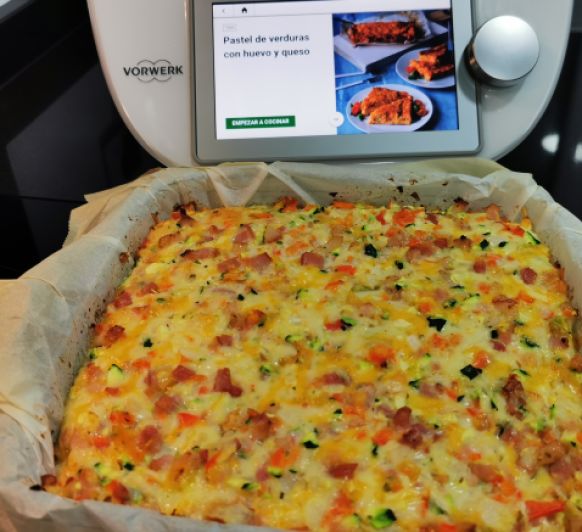 Pastel de verduras, queso y huevo.