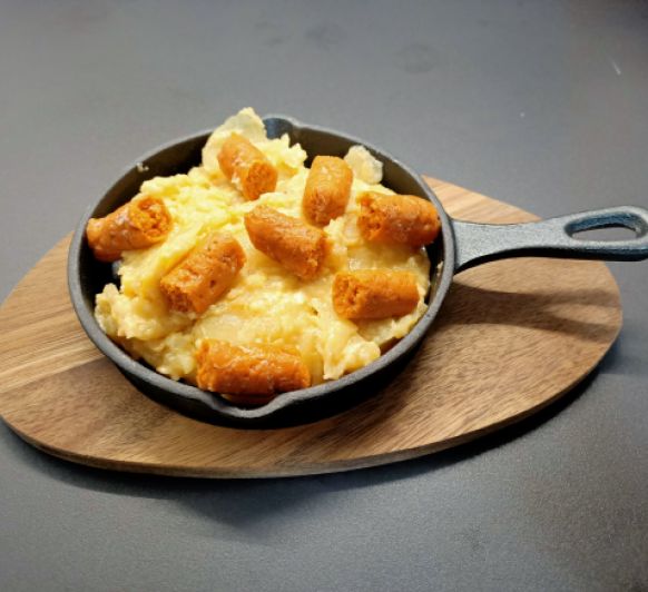 Patatas, huevos rotos y chistorra de merluza