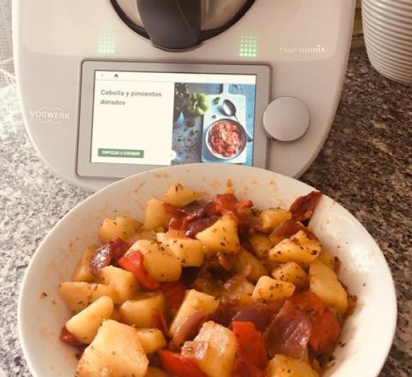Ricas patatas, cebolla y pimientos en alta temperatura con Thermomix®